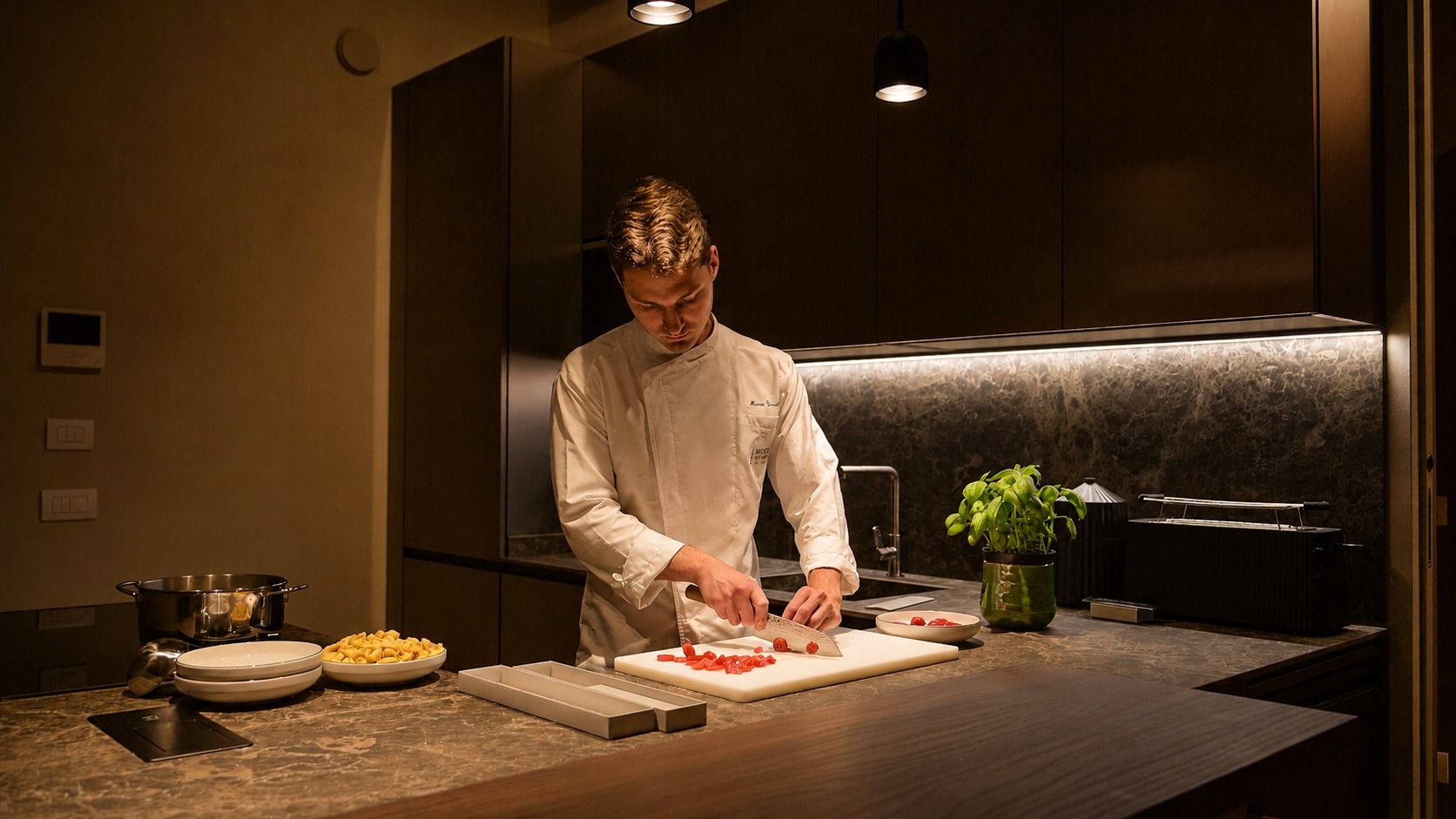 Chef privato al lavoro nella cucina della residenza