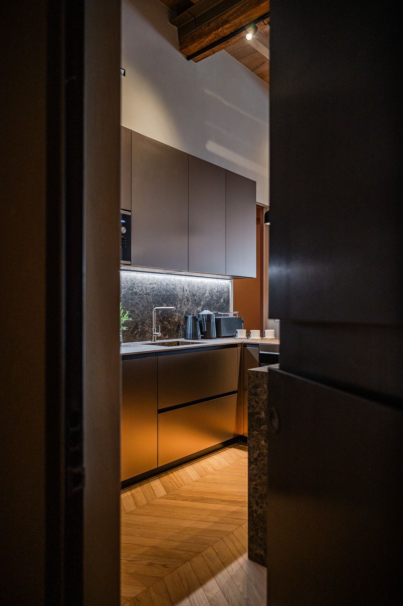 Scorcio della cucina dalla porta socchiusa