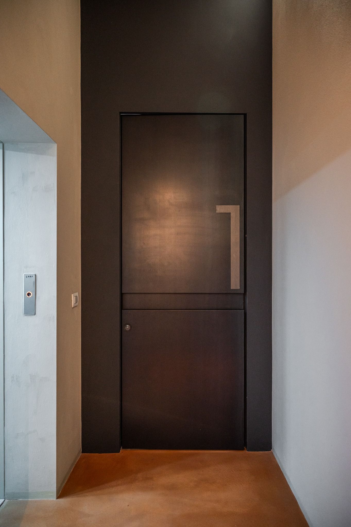 Il corridoio privato che porta alla porta della residenza