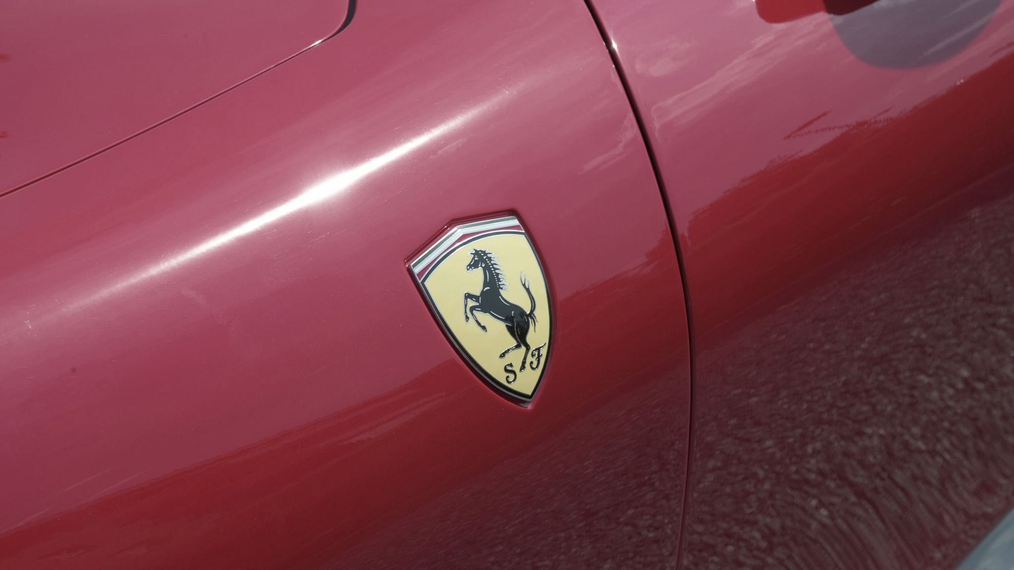 Lo scudetto Ferrari sulla carrozzeria rossa