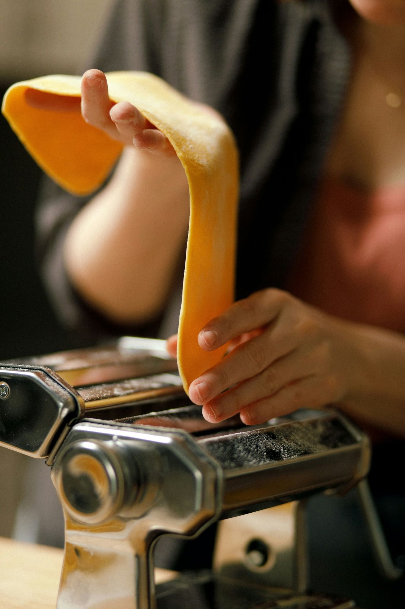 Sfoglia tirata a mano con la macchina per la pasta