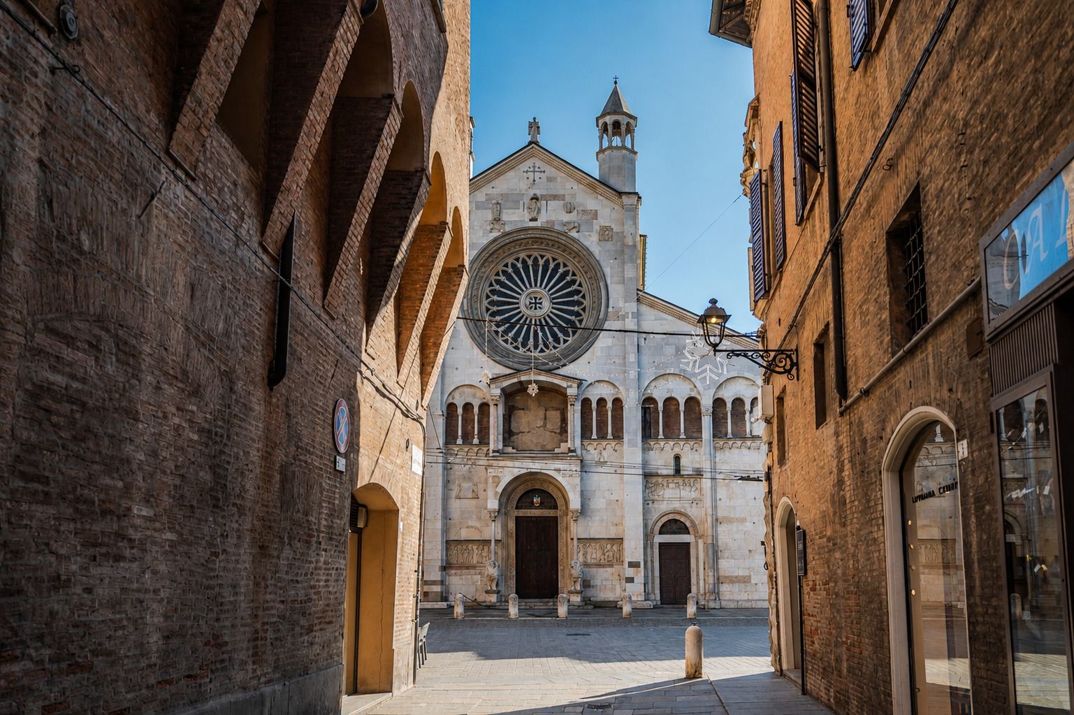 Il Duomo di Modena visto dai portici
