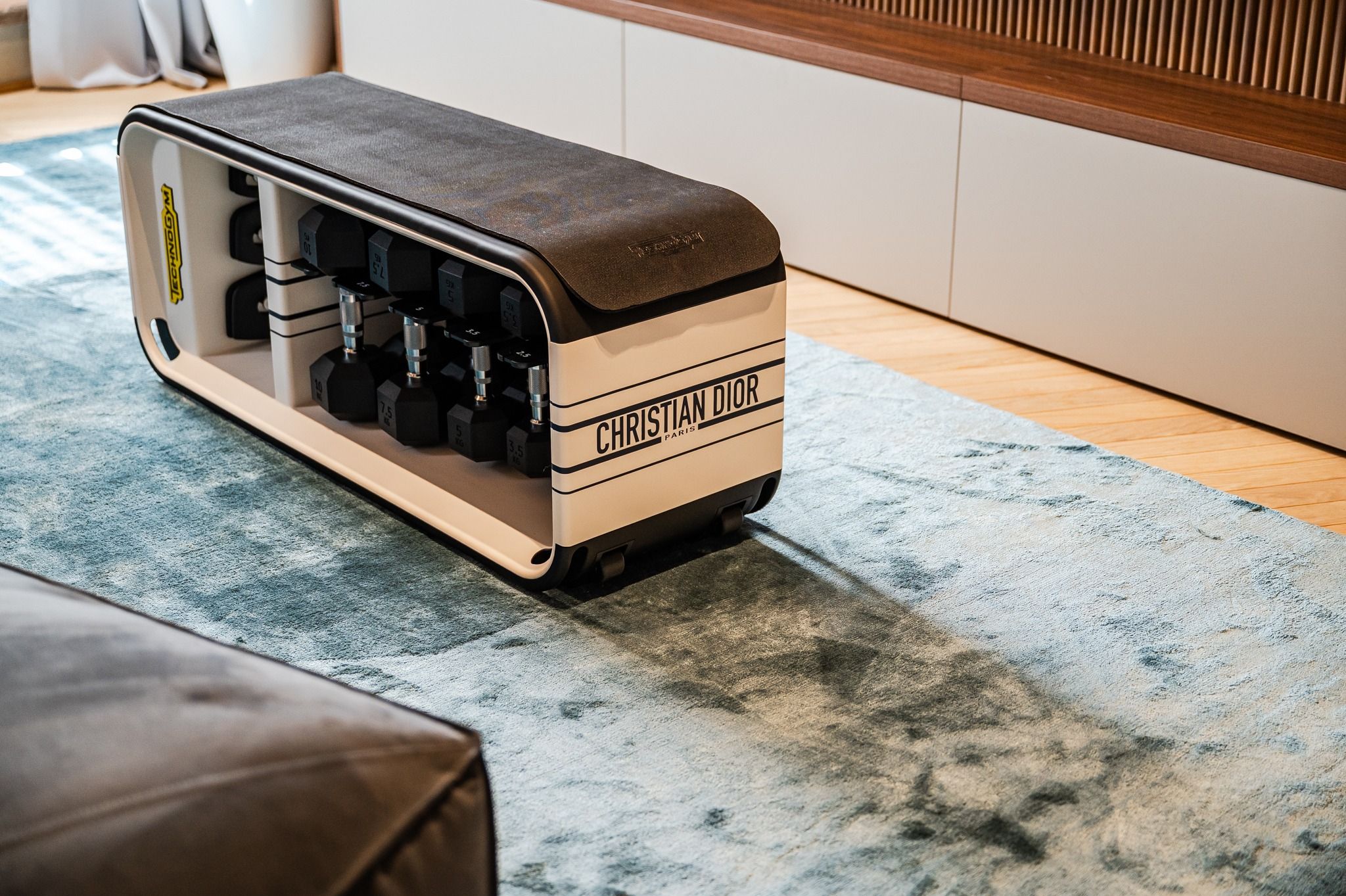 Panca Technogym Bench Christian Dior Edition sul tappeto del living